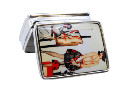 Caixa de comprimidos em prata com esmalte ao gosto da  "belle èpoque" e tampa basculante.